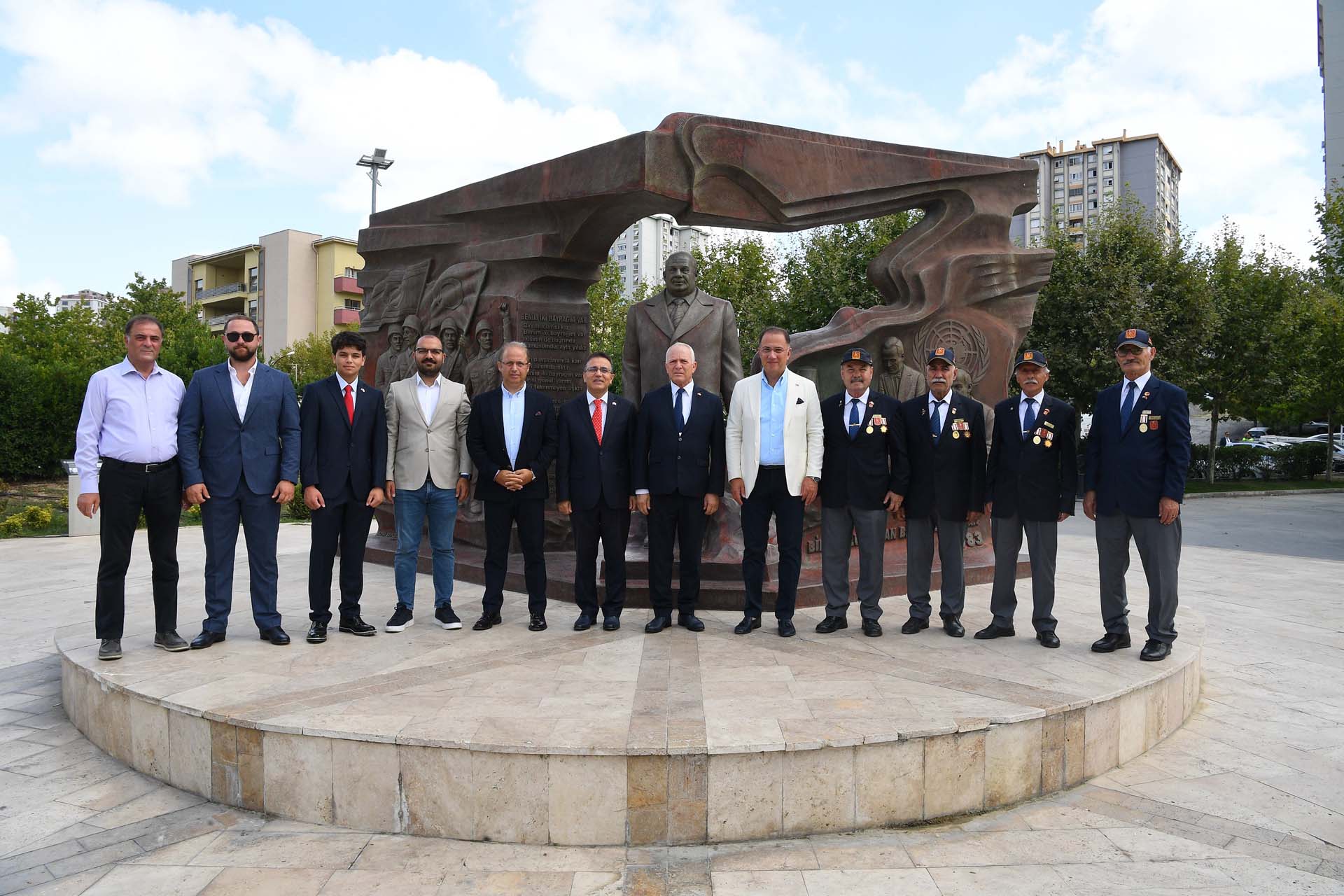 KKTC MECLİS BAŞKANI’NDAN RAUF DENKTAŞ ANITI’NA ZİYARET